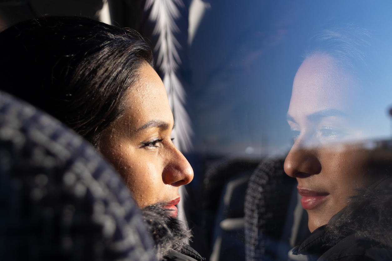 Viagem de ônibus à noite: vantagens, segurança e dicas para dormir bem
